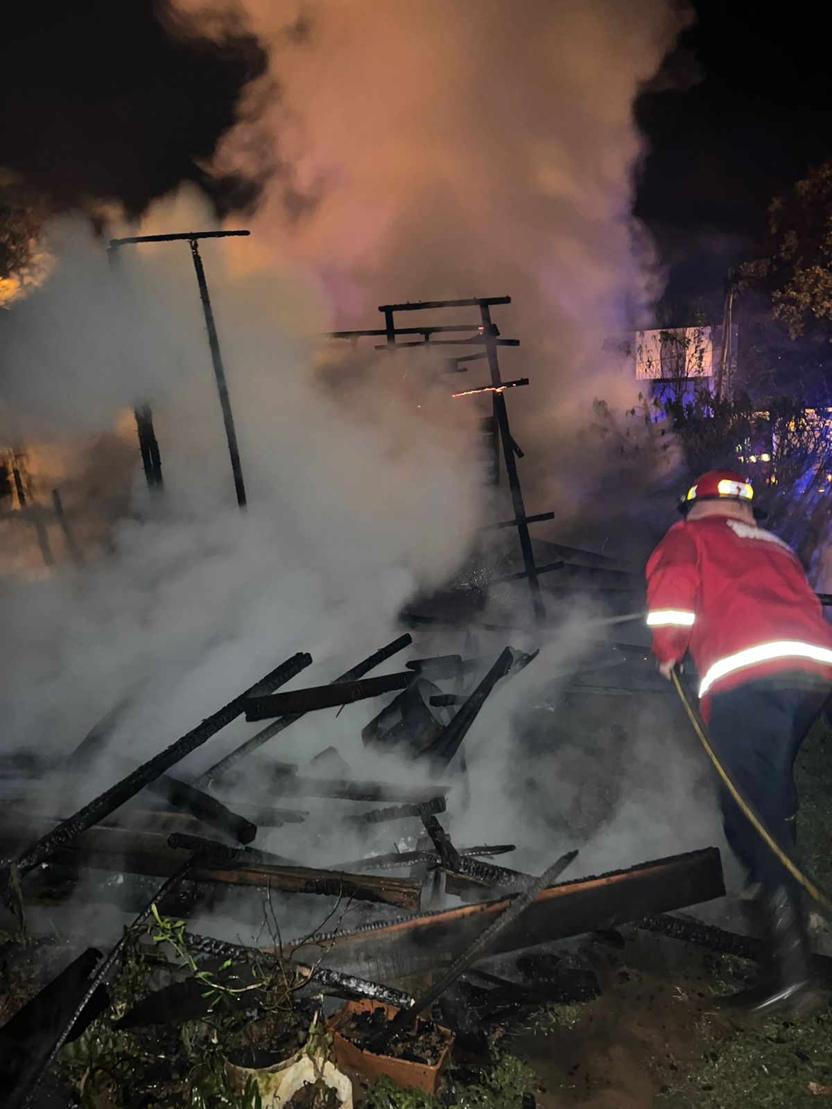 Asistencias de emergencia en Posadas, Oberá y Campo Viera: rescataron a un conductor tras un despiste y sofocaron dos incendios domiciliarios